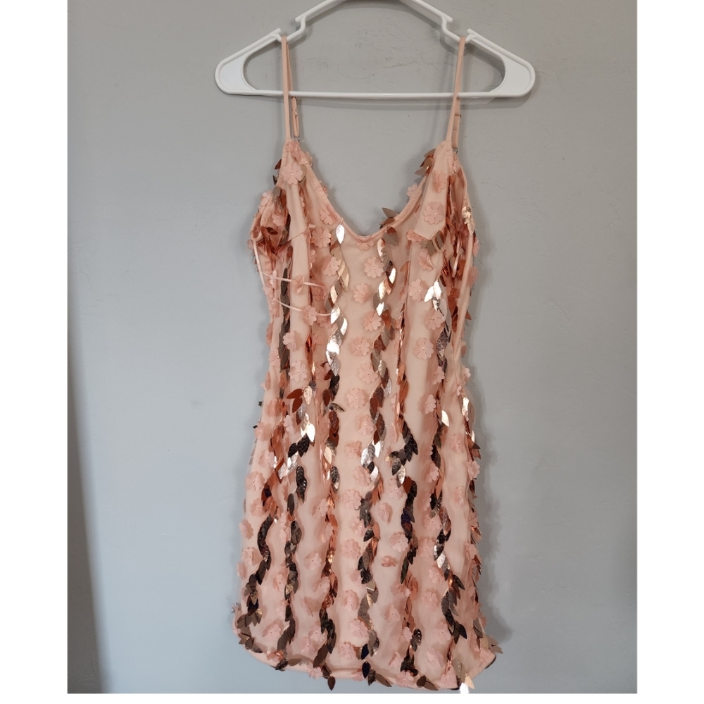 Quii Exquisite Dress Womens Size L Pink with Rose Gold Leaf Embellished Dress.